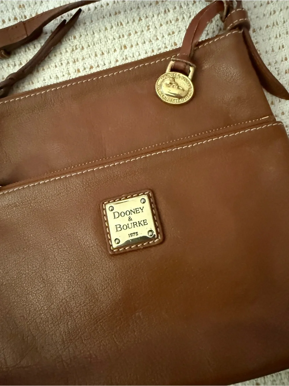 Dooney & Bourke Pebble Grain Letter Carrier Crossbody Bag EUC